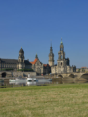 Augustusbrücke mit Wiese Fotos