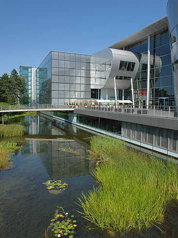 Gläserne Manufaktur mit Teich Fotos