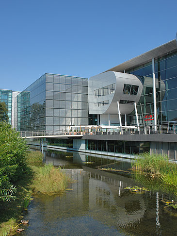 Foto Gläserne Manufaktur mit Teich