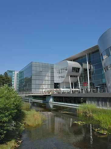 Fotos Gläserne Manufaktur mit Teich