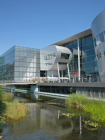 Gläserne Manufaktur mit Teich Foto 