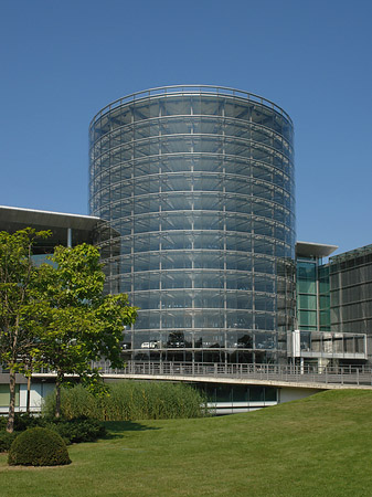 Foto Gläserne Manufaktur mit Wiese