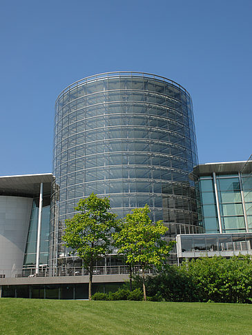 Gläserne Manufaktur mit Wiese Foto 