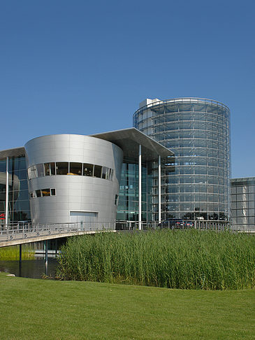 Foto Gläserne Manufaktur mit Wiese - Dresden