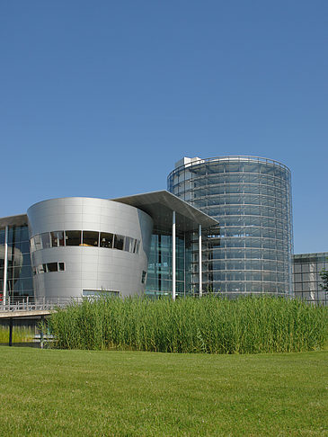 Gläserne Manufaktur mit Wiese Fotos