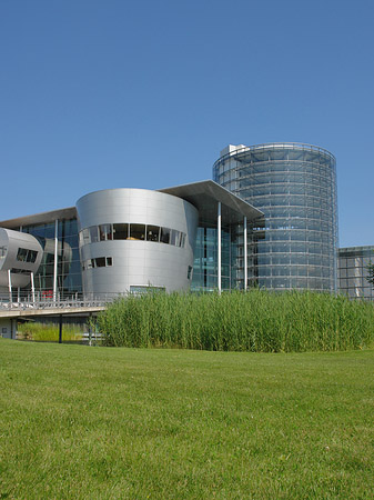 Foto Gläserne Manufaktur mit Wiese