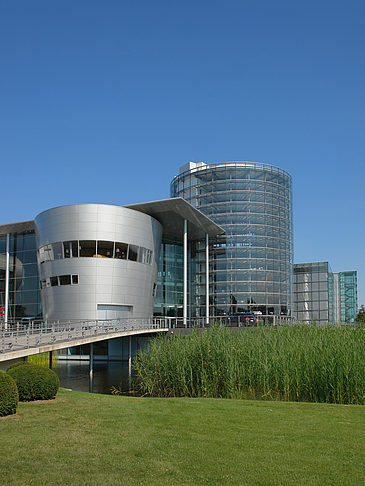 Fotos Gläserne Manufaktur mit Wiese