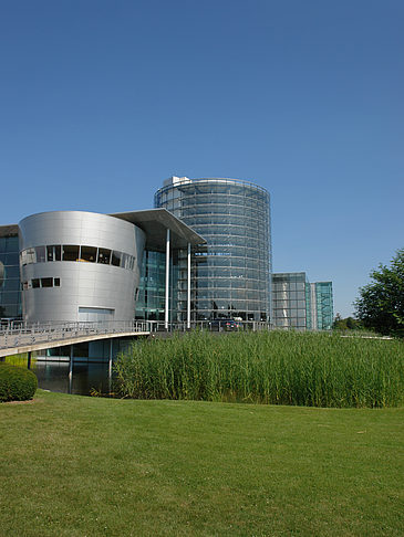 Foto Gläserne Manufaktur mit Wiese