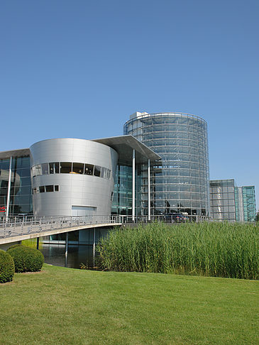 Foto Gläserne Manufaktur mit Wiese - Dresden