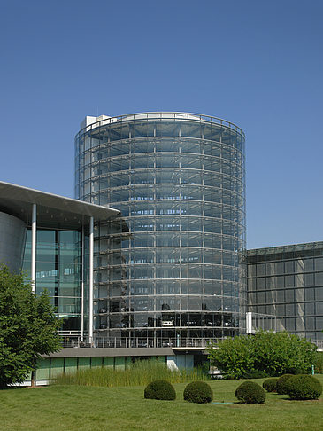 Gläserne Manufaktur mit Wiese Fotos