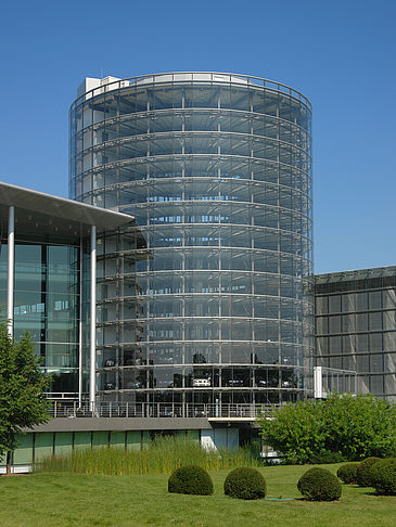 Foto Gläserne Manufaktur mit Wiese