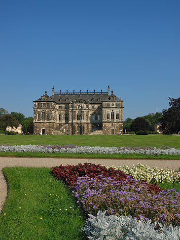 Blumen vor dem Palais Fotos