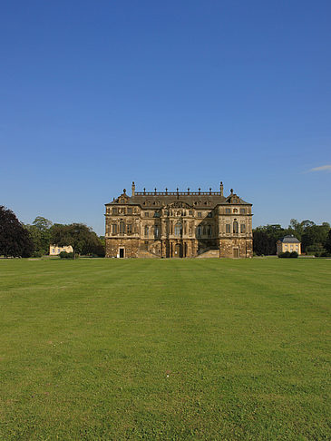 Palais mit Wiese