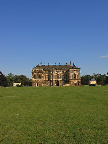 Palais mit Wiese Foto 