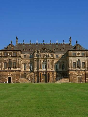 Palais mit Wiese
