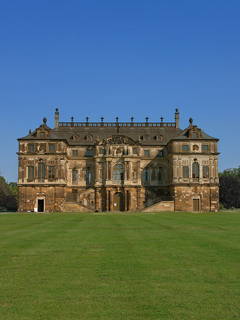 Palais mit Wiese