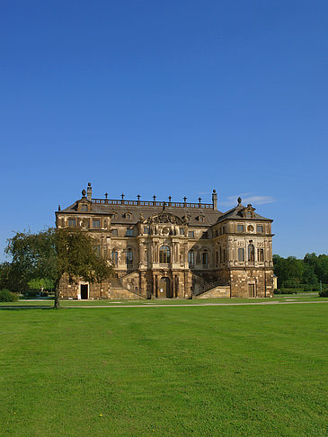 Palais mit Wiese Foto 