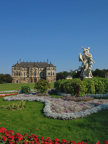 Foto Statue vor dem Palais