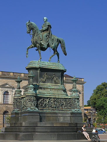 Foto König-Johann-Statue mit Semperoper