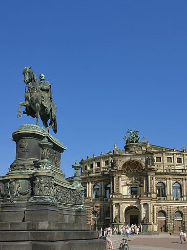 Foto König-Johann-Statue mit Semperoper