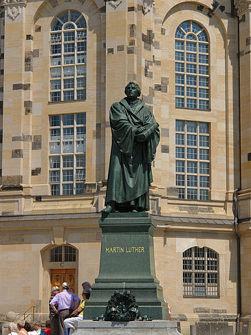 Lutherdenkmal vor der Frauenkirche Foto 