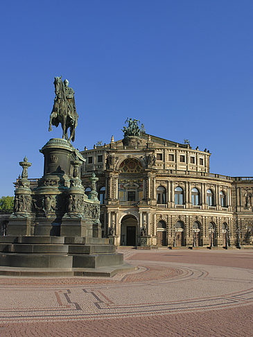 Semperoper mit Statue Fotos