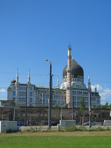 Foto Yenidze mit Wiese - Dresden