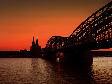 Kölner Dom hinter der Hohenzollernbrücke - Nordrhein-Westfalen (Köln)