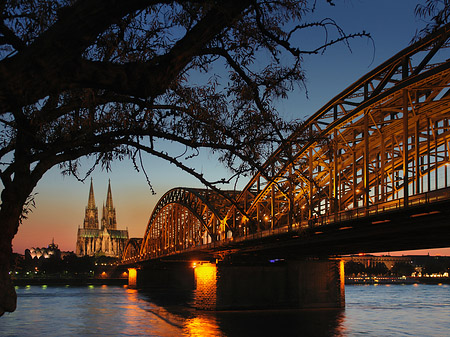 Kölner Dom hinter der Hohenzollernbrücke - Nordrhein-Westfalen (Köln)