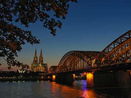 Kölner Dom hinter der Hohenzollernbrücke - Nordrhein-Westfalen (Köln)