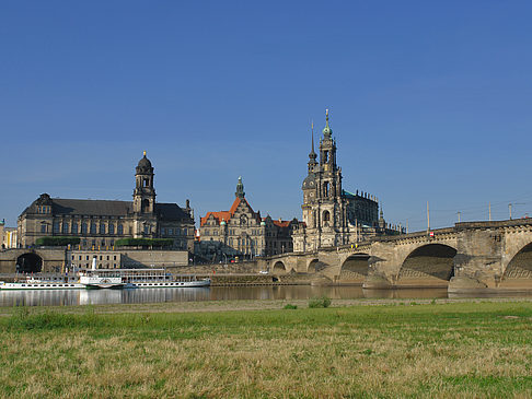 Augustusbrücke mit Wiese Fotos