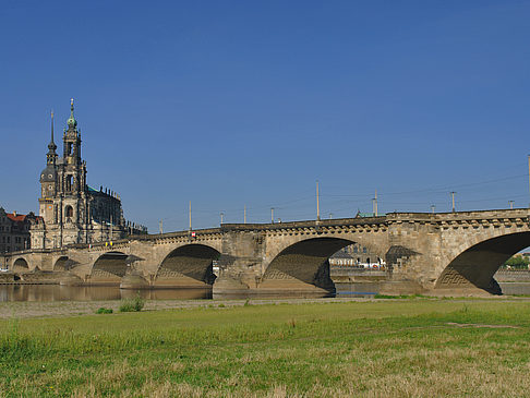 Foto Augustusbrücke mit Wiese - Dresden