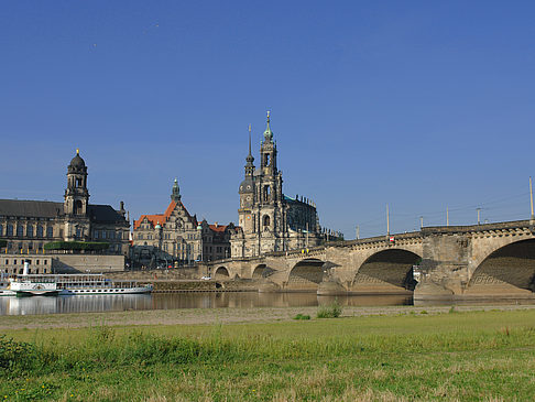 Foto Augustusbrücke mit Wiese - Dresden
