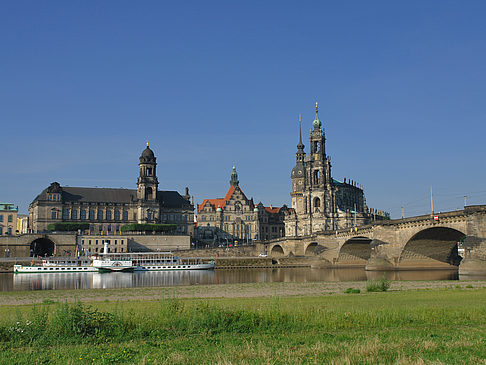 Foto Augustusbrücke mit Wiese - Dresden