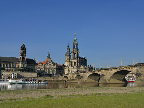Augustusbrücke mit Wiese