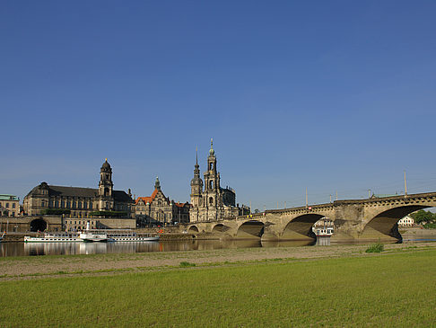 Augustusbrücke mit Wiese