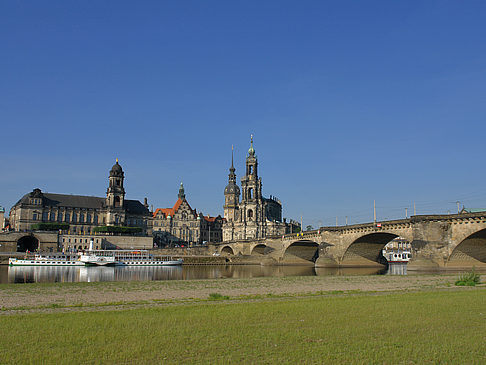 Augustusbrücke mit Wiese Foto 