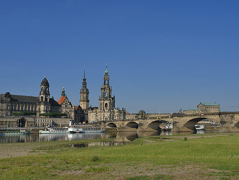 Augustusbrücke mit Wiese Fotos