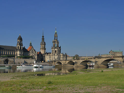 Augustusbrücke mit Wiese Fotos