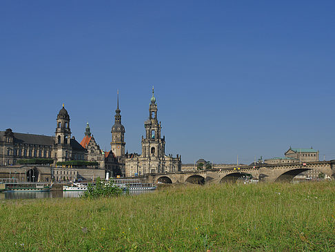 Augustusbrücke mit Wiese