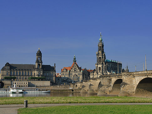 Augustusbrücke mit Wiese Fotos