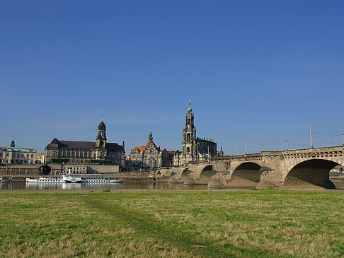 Foto Augustusbrücke mit Wiese - Dresden