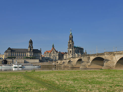 Augustusbrücke mit Wiese Foto 