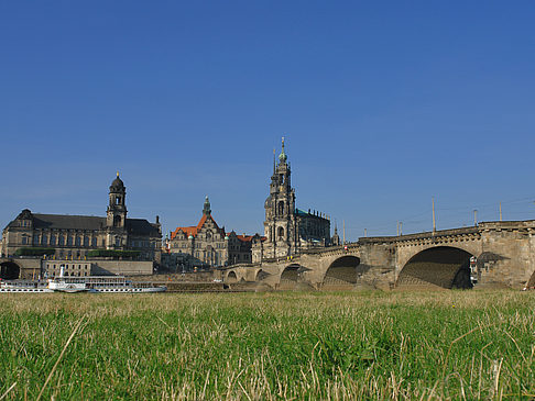 Foto Augustusbrücke mit Wiese