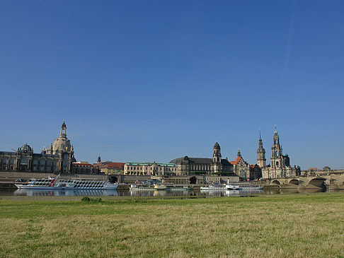 Brühlsche Terrasse mit Wiese Foto 