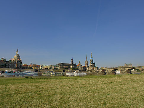 Brühlsche Terrasse mit Wiese