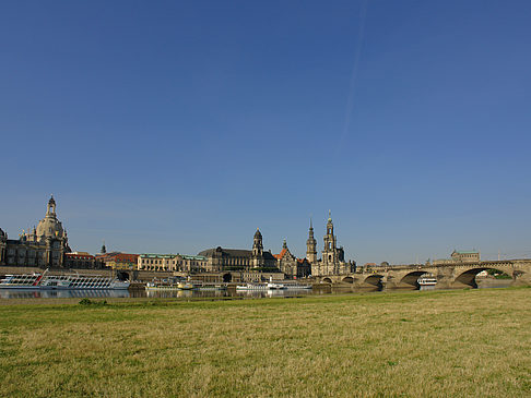 Foto Brühlsche Terrasse mit Wiese