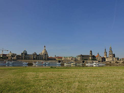 Brühlsche Terrasse mit Wiese