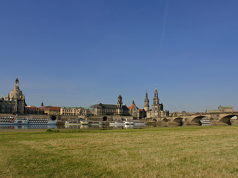 Foto Brühlsche Terrasse mit Wiese