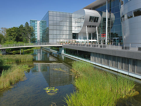 Fotos Gläserne Manufaktur mit Teich